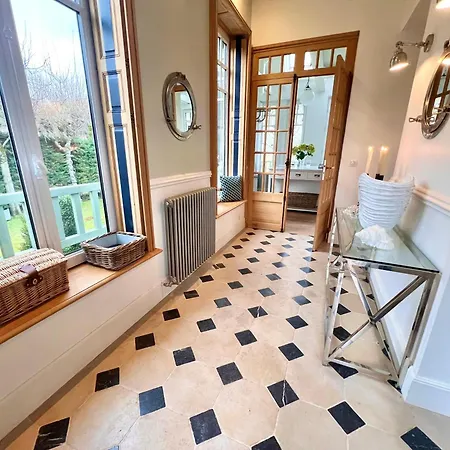 Villa Hamptons - Avec Jardin - *